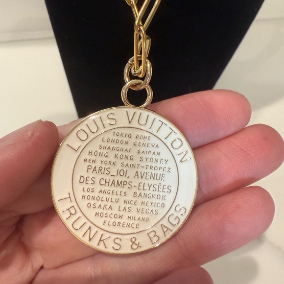 Louis Vuitton Gold Trunks & Bags Pendant - Picture 10 of 11